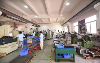 深圳模具廠：精度可達(dá)±0.005mm，打造模具行業(yè)新高度！