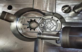 塑膠套啤模具開裂原因和對(duì)策？